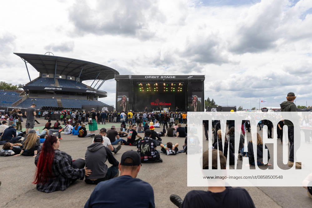 Rock am Ring 2026 - - 06.06.26 Einlasszeit. Das Gelände füllt sich und geniessen Max Grimm vor der Orbit Stage - Zweiter Festivaltag am Samstag, 06.06.2026, bei Rock am Ring 2026 am Nürburgring in der Eifel. Das dreitägige Musikfestival findet vom 5. bis 7. Juni 2026 statt und gehört zu den größten Open-Air-Festivals Deutschlands. Nürburg Nürburgring Rheinland-Pfalz Deutschland