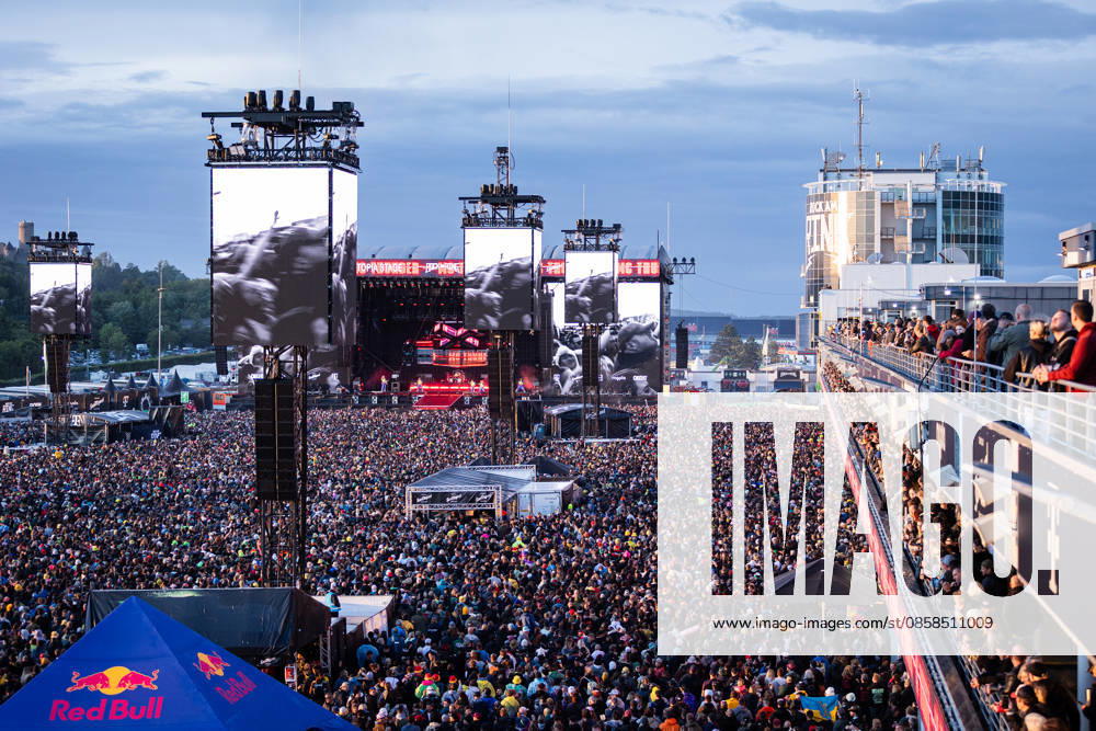 Rock am Ring 2026, Tag 2, 6.6.2026 Das Gelände ist proppevoll -- Mit dem Traditionsfestival Rock am Ring am Nürburgring in der Eifel startet in Deutschland die Festival-Saison. Rock am Ring findet in diesem Jahr vom 5. bis 7. Juni statt. Rund 80 Bands und Künstler stehen auf einer der drei großen Bühnen. Nürburg Nürburgring Rheinland-Pfalz Deutschland