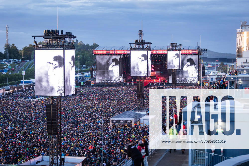 Rock am Ring 2026, Tag 2, 6.6.2026 Das Gelände ist proppevoll -- Mit dem Traditionsfestival Rock am Ring am Nürburgring in der Eifel startet in Deutschland die Festival-Saison. Rock am Ring findet in diesem Jahr vom 5. bis 7. Juni statt. Rund 80 Bands und Künstler stehen auf einer der drei großen Bühnen. Nürburg Nürburgring Rheinland-Pfalz Deutschland