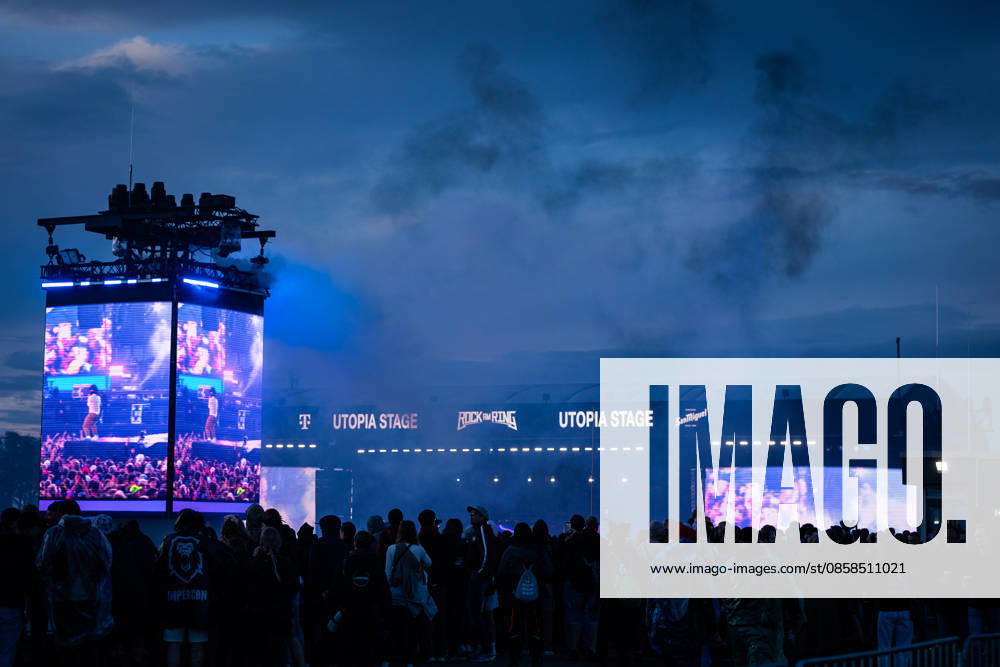 Rock am Ring 2026, Tag 2, 6.6.2026 Menschenmassen auf dem Dach vor der Utopia Stage -- Mit dem Traditionsfestival Rock am Ring am Nürburgring in der Eifel startet in Deutschland die Festival-Saison. Rock am Ring findet in diesem Jahr vom 5. bis 7. Juni statt. Rund 80 Bands und Künstler stehen auf einer der drei großen Bühnen. Nürburg Nürburgring Rheinland-Pfalz Deutschland