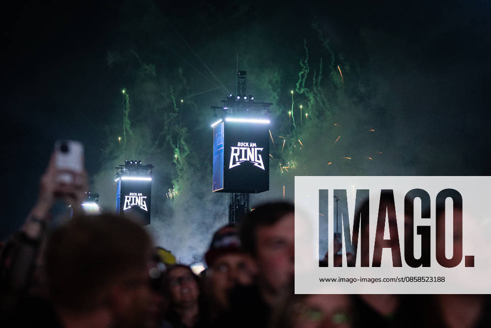 Rock am Ring 2026, Tag 2, 6.6.2026 Feuerwerk -- Mit dem Traditionsfestival Rock am Ring am Nürburgring in der Eifel startet in Deutschland die Festival-Saison. Rock am Ring findet in diesem Jahr vom 5. bis 7. Juni statt. Rund 80 Bands und Künstler stehen auf einer der drei großen Bühnen. Nürburg Nürburgring Rheinland-Pfalz Deutschland