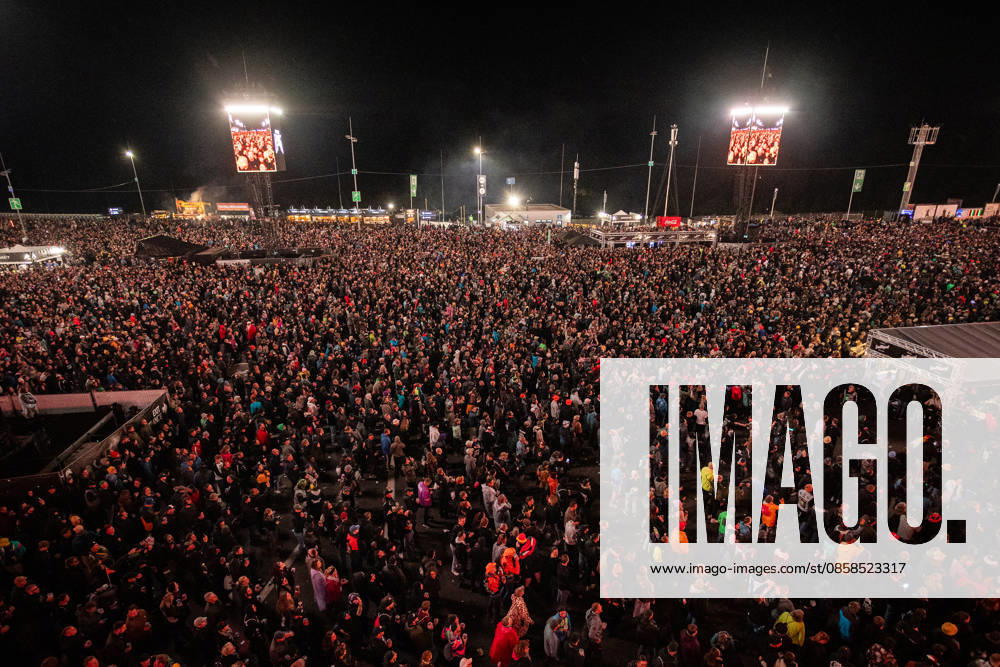 Rock am Ring 2026, Tag 2, 6.6.2026 Ausverkauftes Haus -- Mit dem Traditionsfestival Rock am Ring am Nürburgring in der Eifel startet in Deutschland die Festival-Saison. Rock am Ring findet in diesem Jahr vom 5. bis 7. Juni statt. Rund 80 Bands und Künstler stehen auf einer der drei großen Bühnen. Nürburg Nürburgring Rheinland-Pfalz Deutschland