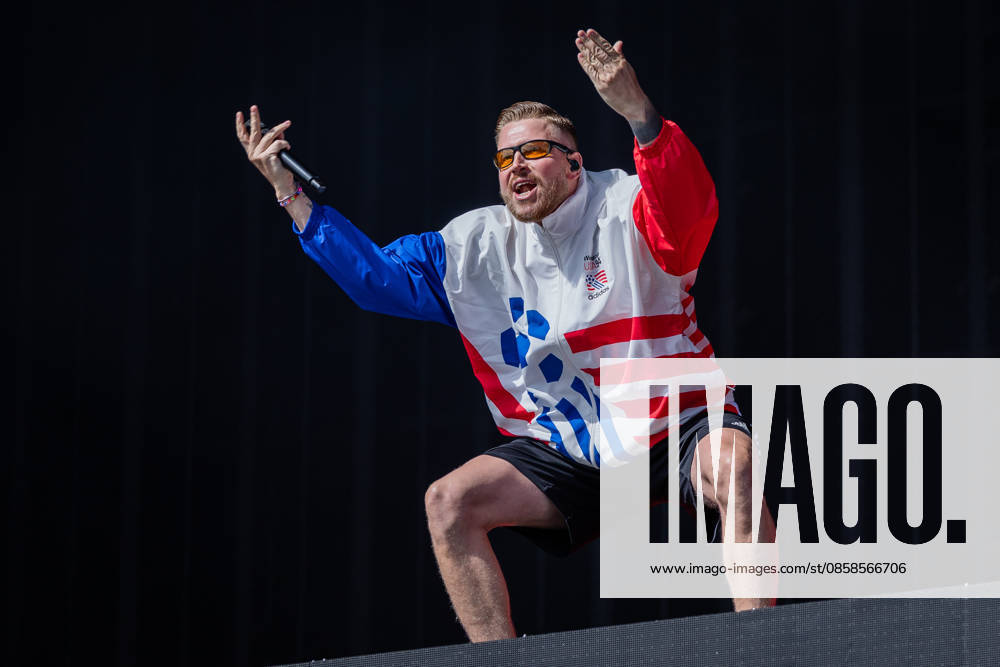 Rock am Ring 2026, Tag 3, 7.6.2026 Auftritt des deutschen Rappers Finch -- Mit dem Traditionsfestival Rock am Ring am Nürburgring in der Eifel startet in Deutschland die Festival-Saison. Rock am Ring findet in diesem Jahr vom 5. bis 7. Juni statt. Rund 80 Bands und Künstler stehen auf einer der drei großen Bühnen. Nürburg Nürburgring Rheinland-Pfalz Deutschland