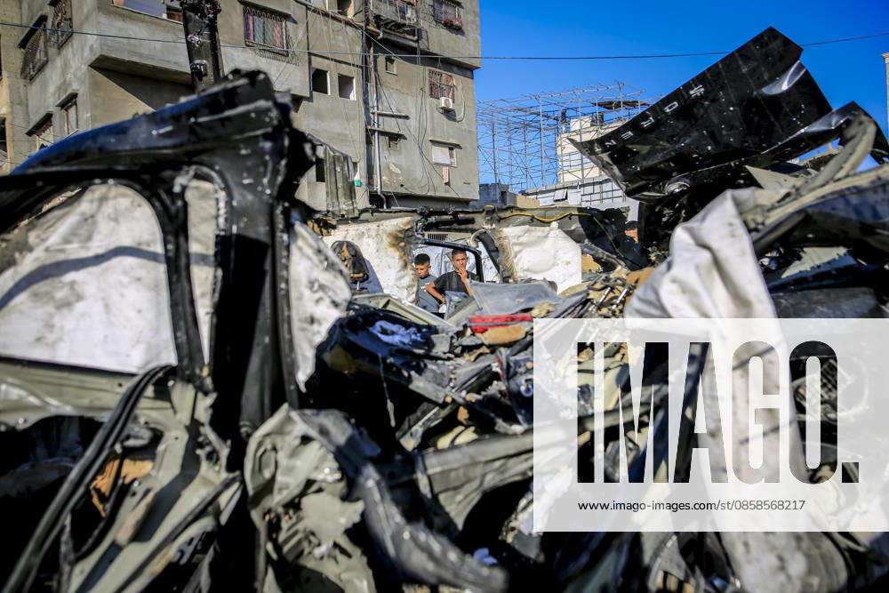 Four killed, seven injured in Israeli airstrike on vehicle in Gaza City GAZA, PALESTINE - JUNE 7: Palestinians gather around and inspect a destroyed vehicle following an Israeli airstrike near the Palestinian Crossroads in the Rimal neighborhood of Gaza City, Palestine, on June 7, 2026. According to initial reports, four people were killed and seven others were injured in the attack. Saeed M. M. T. Jaras Anadolu Gaza City Gaza. Editorial use only. Please get in touch for any other usage.