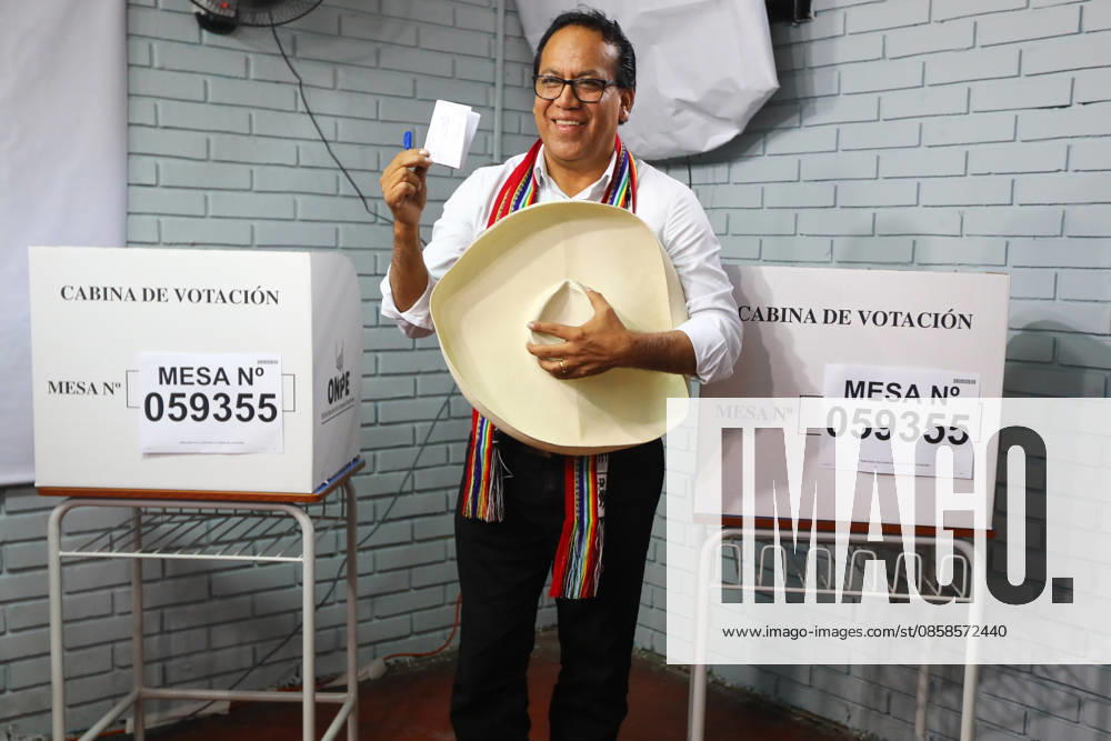 Second round of the Presidential Elections in Lima, Peru LIMA, PERU - JUNE 07: Leftist presidential candidate Roberto Sanchez of the Together for Peru (Juntos por el Peru) party cast his ballot at a polling station during the second round of the presidential elections in Lima, Peru on June 07, 2026. Jorge Cerdan Anadolu Lima Peru. Editorial use only. Please get in touch for any other usage.