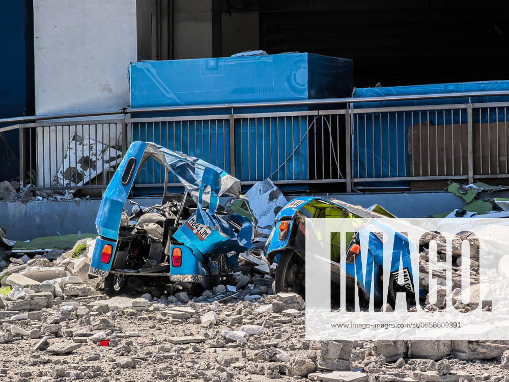 (260608) -- GENERAL SANTOS CITY, June 8, 2026 -- This photo taken on June 8, 2026 shows a damaged vehicle after a 7.8 magnitude earthquake, in General Santos City, the Philippines. Fifteen people were reported dead and at least 134 others injured after a magnitude 7.8 earthquake struck Sarangani province in the southern Philippines Monday morning, authorities said. (SpotNews) PHILIPPINES-GENERAL SANTOS CITY-EARTHQUAKE-AFTERMATH ROUELLExUMALI