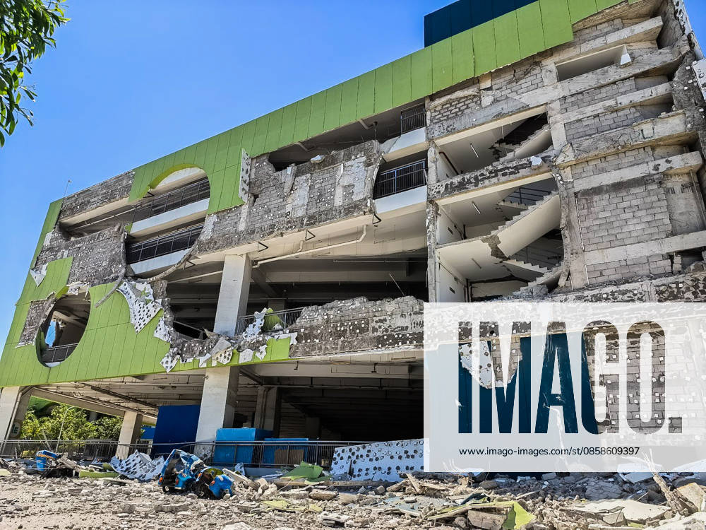 (260608) -- GENERAL SANTOS CITY, June 8, 2026 -- This photo taken on June 8, 2026 shows a damaged building after a 7.8 magnitude earthquake, in General Santos City, the Philippines. Fifteen people were reported dead and at least 134 others injured after a magnitude 7.8 earthquake struck Sarangani province in the southern Philippines Monday morning, authorities said. (SpotNews) PHILIPPINES-GENERAL SANTOS CITY-EARTHQUAKE-AFTERMATH ROUELLExUMALI