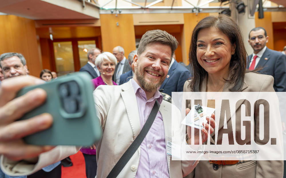 Katharina Reiche - Aviation Summit EUR, Deutschland, Berlin, 09.06.2026: Mitarbeiter des Fraunhofer Institut macht ein Selfi mit Katharina Reiche - Am Vortag der ILA26 treffen sich auf der Aviation Summit (BAS) Entscheider der internationalen Luftfahrt aus Politik, Industrie, Wissenschaft und Finanzen. Sie erörtern welche Fortschritte sind heute schon erreicht worden und welche Herausforderungen müssen noch gemeistert werden.