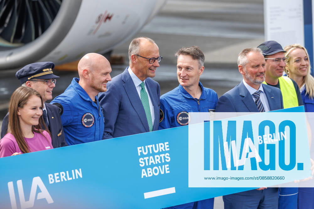 Eröffnungsrundgang auf der ILA Bundeskanzler Friedrich Merz (CDU), Alexander Gerst und Matthias Maurer bei einem Eröffnungsrundgang auf der ILA in Berlin-Brandenburg am 10.06.2026. Berlin Deutschland