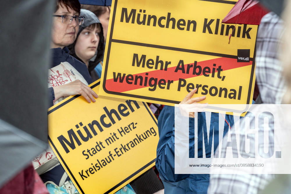 Rettet das Gesundheitswesen, Demonstration gegen die Sparpolitik, Gesundheit ist keine Ware, Kundgebung der Gewerkschaft verdi auf dem Odeonsplatz, München, 10. Juni 2026 Deutschland, MuÌˆnchen, 10. Juni.2026, Motto: Rettet das Gesundheitswesen, gegen die Sparpolitik, Gesundheit ist keine Ware, Kundgebung der Gewerkschaft verdi auf dem Odeonsplatz, ab 17 Uhr, dabei Gewerkschaftsmitglieder aus Kliniken und Pflege, Schilder München Klinik, Mehr Arbeit, weniger Personal, Protest gegen die geplante Gesundheitsreform von Ministerin Warken, ca. 400 Teilnehmende, Regenwetter, Bayern, bayerisch, bayerische, Querformat,