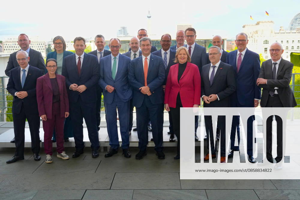 Treffen des Bundeskanzler mit den Sozialverbaenden Gruppenfoto und Gruppenbild von Bundeskanzler Friedrich Merz mit Teilnehmern des Kabinett und Koalitionsausschuss gemeinsam mit den Vorsitzenden der Sozialverbaenden und Sozialpartnern im Kanzleramt, Berlin, 10.06.2026 Berlin Berlin Deutschland