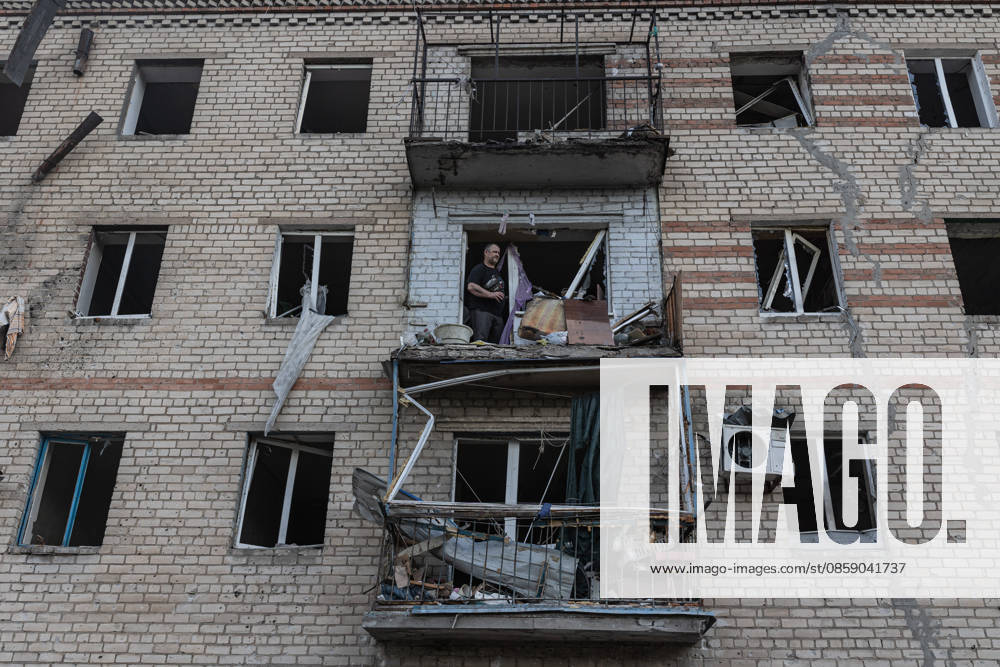 Aftermath of Russian airstrike in Ukraine SLOVIANSK, UKRAINE - JUNE 13: Several civilians clear rubble from their home following a Russian air strike in Sloviansk, Ukraine, 13 June 2026 Diego Herrera Carcedo Anadolu Sloviansk Ukraine. Editorial use only. Please get in touch for any other usage.