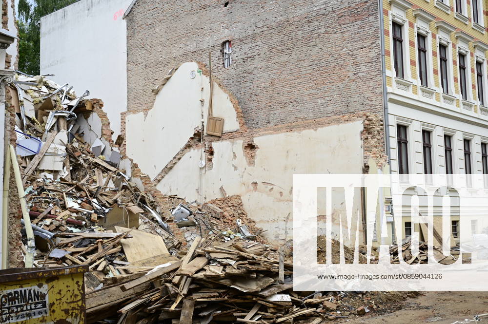 Die Überreste eines eingestürzten Gründerzeithaus. Görlitz, 13.06.2026. Hintergrund: Am Montagnachmittag, 18. Mai 2026 gegen 17:30 Uhr, ist ein Mehrfamilienhaus an der James-von-Molke-Straße in Görlitz eingestürzt. Dabei kamen drei Menschen um ihr Leben. Die Ermittlungen der Kriminalpolizei und der Staatsanwaltschaft zur Ursache dauern weiter an und gehen in alle Richtungen. Die den laufenden Einsatz begleitenden Ermittlungen führten zwischenzeitlich zur Festnahme von zwei Personen, die im Verdacht stehen, die Rohrleitungen im Einsturzhaus beschädigt und oder manipuliert zu haben. Bei den Tatverdächtigen handelt es sich um einen 27-jährigen polnischen sowie einen 33-jährigen afghanischen Staatsangehörigen. Beide befinden sich