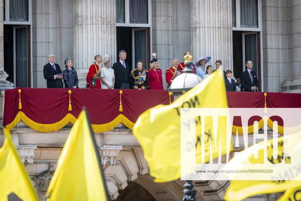 London, UK. Anti-monarchy protesters demonstrate outside Buckingham Palace while the Royal Family watches the flypast during Trooping the Colour for King Charles III s official birthday. London UK - ZUMAl94_ 20260613_zaf_l94_237