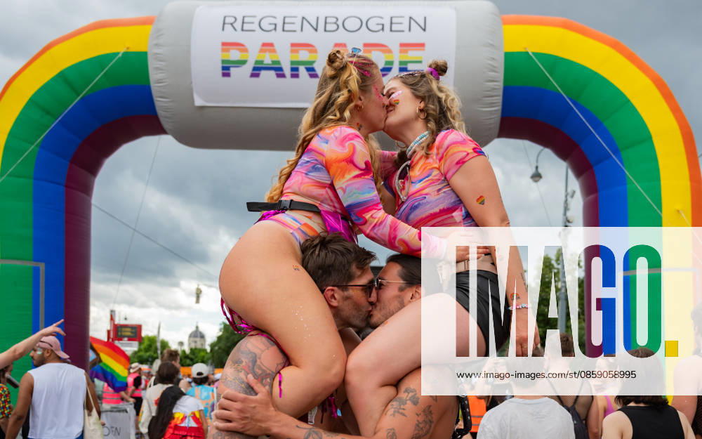 20260613 30. Regenbogenparade WIEN, OESTERREICH - 13. JUNI: TeilnehmerInen demonstrieren fuer die Rechte von Lesben, Schwulen, Bisexuellen, transgender, intergeschlechtlichen und queeren (LGBTIQ) bei der 30. Wiener Regenbogenparade im Rahmen der vom 29. Mai bis 14. Juni 2026 stattfindenden Vienna Pride 2026 unter dem Motto -SICHTBAR seit 1996- an der Wiener Ringstrasse am 13. Juni 2026 in Wien, Oesterreich. 260613_SEPA_17_068
