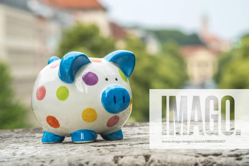 Sparschwein über München, Symbolfoto, angespannte Haushaltslage bei der Stadt München, überall muß gespart werden, München, Juni 2026 Deutschland, München, Juni 2026, Sparschwein über München, steht auf der Prinzregent-Luitpold-Terrasse, Blick über die Prinzregentenstraße, Symbolfoto, knappe Haushaltskasse bei der Stadt München, überall muß gespart werden, geplante Sparmaßnahmen der Mango-Koalition, Kosten senken, Haushaltslöcher, Haushaltsdefizit, Schulden, Bayern,