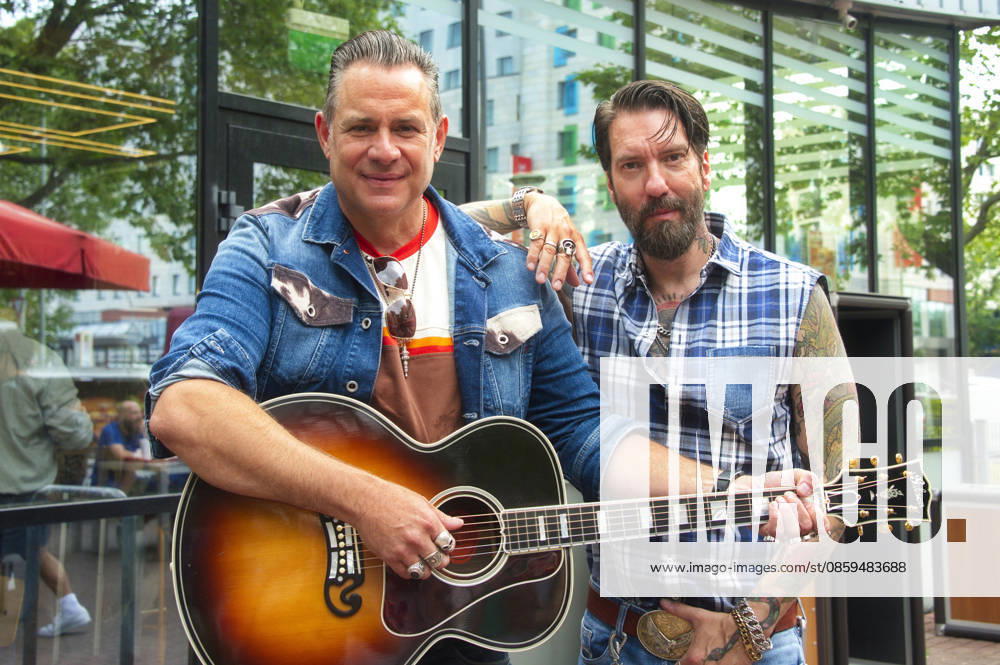 Sascha Vollmer und Alec Völkel beim Event The BossHoss - Das kleinste Konzert ihrer Bandgeschichte im Burger King in der Landsberger Allee. Berlin