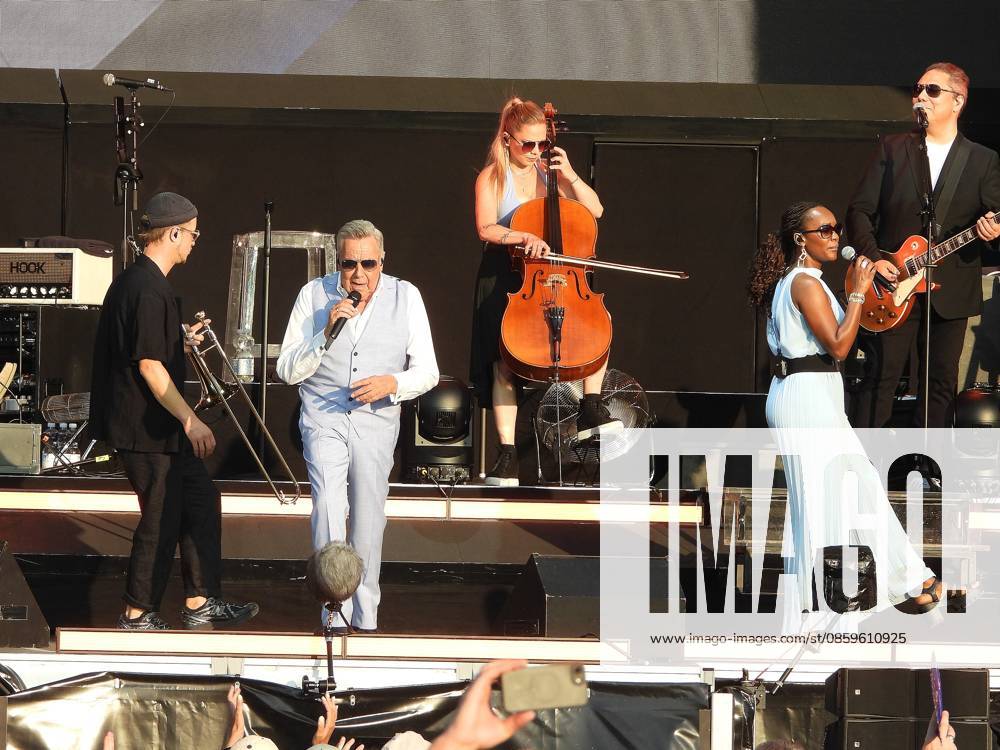 Kassel, Kassel, Die Open Airs! Sommer 2026, Konzert Schlagerlegende Roland Kaiser vor der Kulisse des Fridericianums rockt die Bühne -