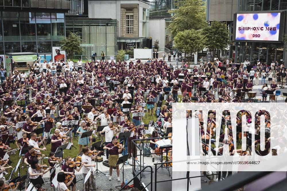 Symphonic Mob, Flashmob im Sony Center, Berlin, 20.06.2026 Symphonic Mob des Deutschen Symphonie-Orchester (DSO) unter der Leitung seines künftigen Chefdirigenten Kazuki Yamada am 20.06.2026. Profis und Hobbymusiker spielen gemeinsam Werke von Brahms, Mozart, Haydn und Bizet im ehemaligen Berliner Sony Center am Potsdamer Platz. Berlin Sony Center Berlin Deutschland