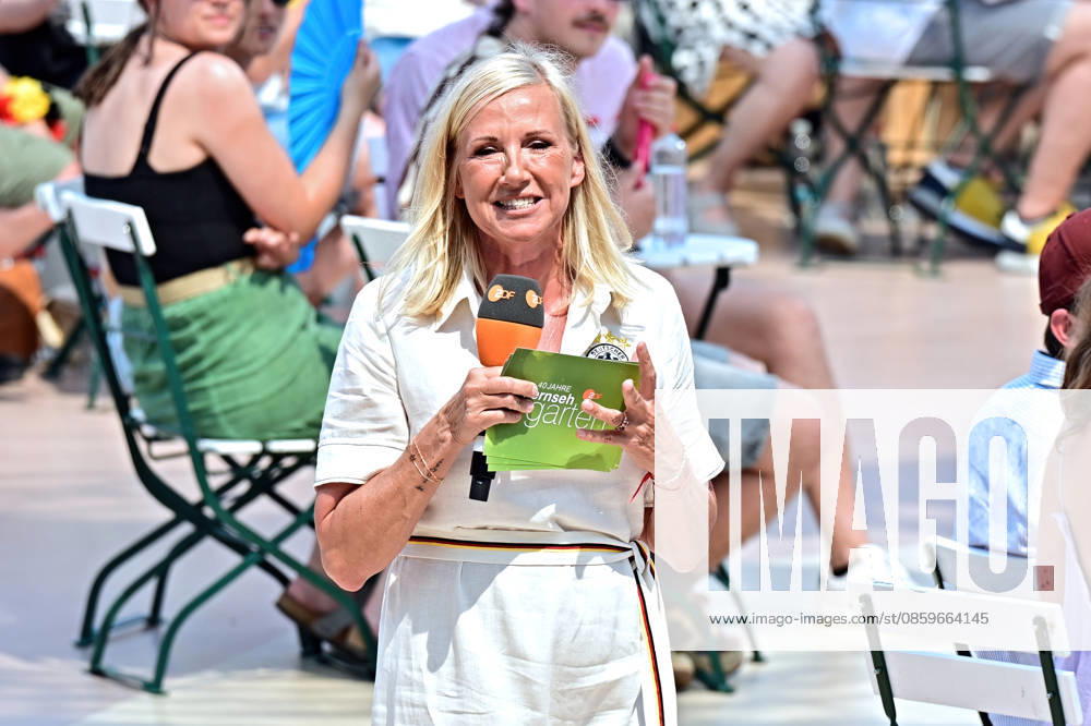 ZDF - Fernsehgarten. Fernsehmoderatorin Andrea Kiwi Kiewel während der ZDF - Unterhaltungsshow Fernsehgarten am 21.06.2026 in Mainz. 20260621MWI129043