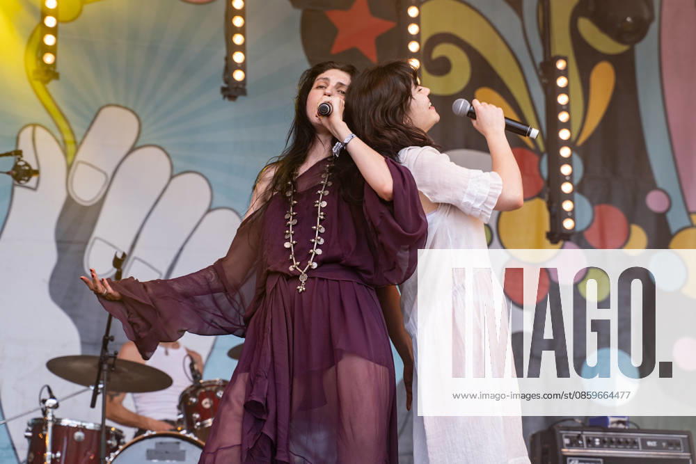 IPA85913967 - England, Isle of Wight Festival - Sunday - Abigail Morris on stage with Lucia and the Best Boys