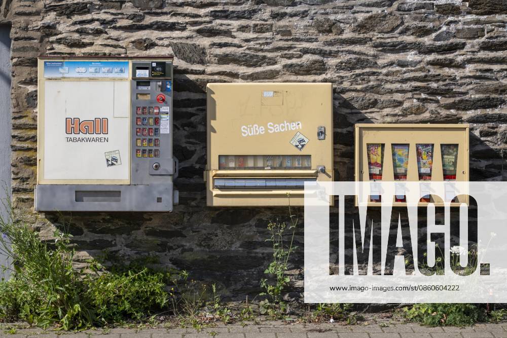 Verkaufsautomaten, Zigarettenautomat, Süßwarenautomat und rechts ein klassischer alter Kaugummiautomat, Kleinteile, Spielwaren, bei St. Goar Rheinland-Pfalz, Deutschland Verkaufsautomaten