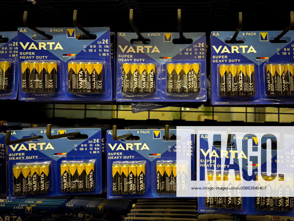 Verkaufsregal mit VARTA-Batterien im Einzelhandel. AA- und AAA-Batterien der Produktlinie Super Heavy Duty in Blisterverpackungen. Markenprodukt, Batterien, Energieversorgung, Einzelhandel, Verkaufsregal, Konsum, Elektronikzubehör, Wirtschaft, Handel, Verbraucher, Markenartikel, VARTA, Deutschland, Industrie, Batteriehersteller, Restrukturierung, Insolvenz, Eigenverwaltung, Sanierung, Lieferkette, Wirtschaftskrise, Nahaufnahme.
