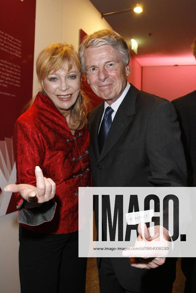 Klaus Bresser mit Ehefrau Eveyln - Verleihung des LIBERTY AWARD 2011 in Grand Hyatt Hotel am Potsdamer Platz, Berlin