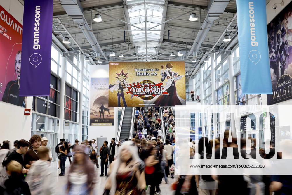 Besucher strömen unter einer Werbung für das Computerspiel Yu-Gi-Oh! auf die weltgrößte Computerspielmesse Gamescom 26 in der Koelnmesse. (Themenbild, Symbolbild) Köln, 30.08.2026 NRW Deutschland