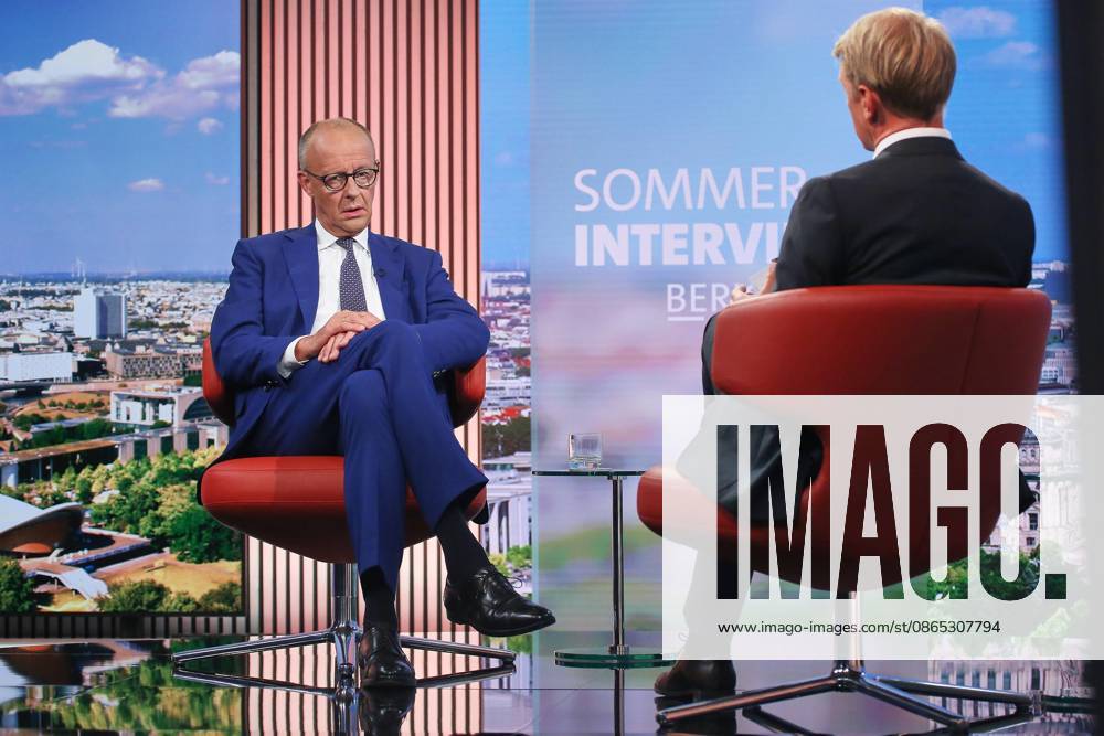 Berlin, Deutschland, 30.08.2026: ARD-Hauptstadtstudio: Sommerinterview: Bundeskanzler Friedrich Merz (CDU) und Markus Preiß beim Interview im Studio.