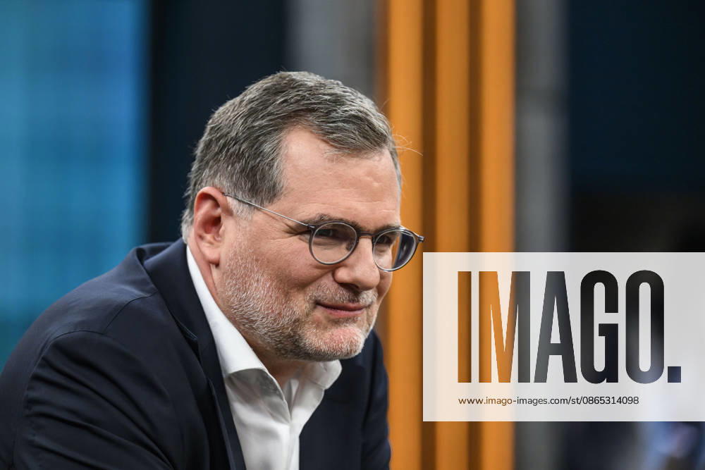 Pictured from left: Wolfgang Schmidt, former Head of the Federal Chancellery and Commissioner for the Intelligence Services, SPD, GER, Berlin, studio, guest on Caren Miosga’s show, political talk show, TV, program, recording, pre-recorded, Das Erste, from Studio 20 in Adlershof, topic: Russia’s hybrid war—how great is the threat to Germany?, August 30, 2026,
