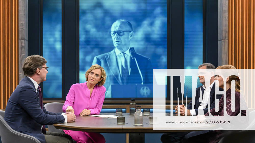 Pictured, from left: Nico Lange, Director of the Institute for Risk Analysis and International Security, in conversation with Caren Miosga; Wolfga