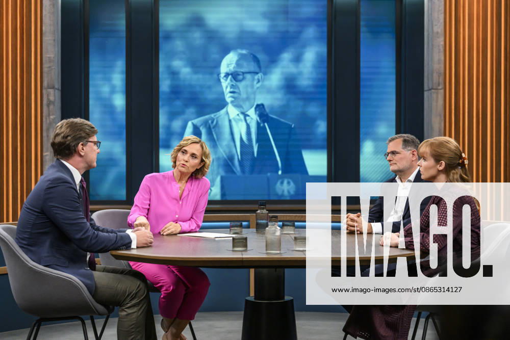 Pictured, from left: Nico Lange, Director of the Institute for Risk Analysis and International Security, in conversation with Caren Miosga; Wolfga