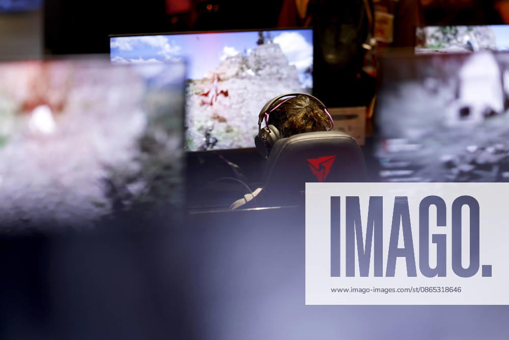 Besucher testen neue Video- und Computerspiele an Bildschirmen auf der weltgrößten Computerspielmesse Gamescom 26 in der Koelnmesse. (Themenbild, Symbolbild) Köln, 30.08.2026 NRW Deutschland