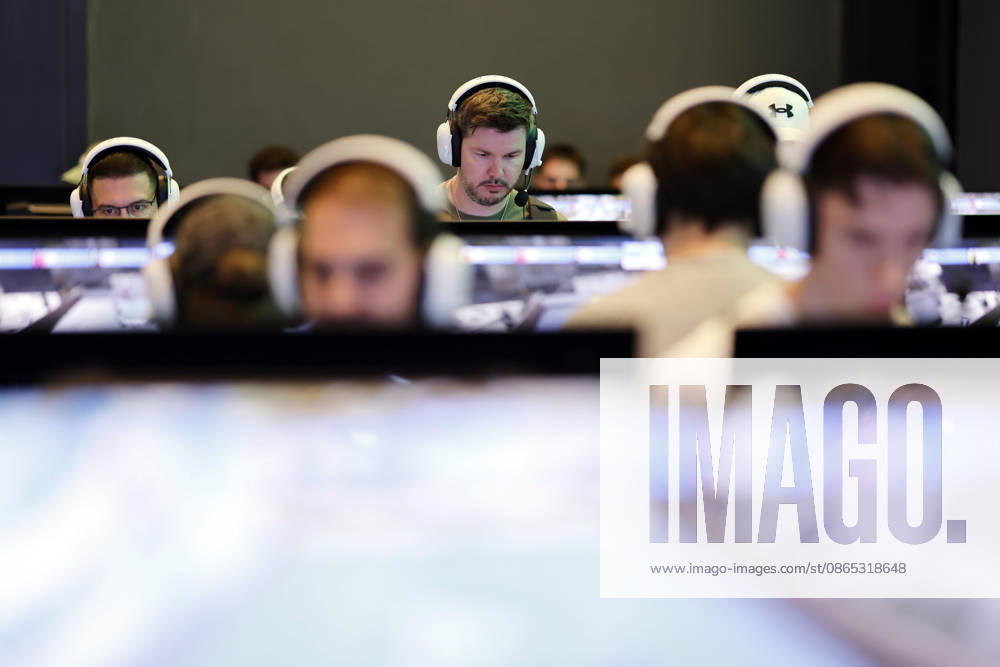 Besucher testen neue Video- und Computerspiele an Bildschirmen auf der weltgrößten Computerspielmesse Gamescom 26 in der Koelnmesse. (Themenbild, Symbolbild) Köln, 30.08.2026 NRW Deutschland