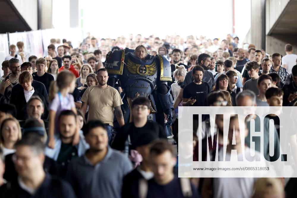 Besucher - viele davon in Kostümen ihrer Lieblingshelden aus Computerspielen wie hier als Ultra Marine aus dem Warhammer 40.000 Universum - strömen auf die weltgrößte Computerspielmesse Gamescom 26 in der Koelnmesse. (Themenbild, Symbolbild) Köln, 30.08.2026 NRW Deutschland