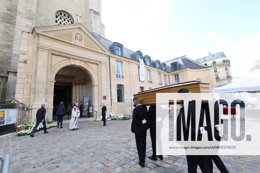 Nicolas Altmayer Funeral - Paris Coffin during the funeral of French film producer Nicolas Altmayer at Saint Germain des Pres church in Paris, France on August 31, 2026. He was the co-founder of Mandarin Compagnie, and died in a car accident with his partner, Dior executive Mathilde Favier on August 17, aged 61 and 57, respectively. Photo by Raphael Lafargue ABACAPRESS.COM Paris France