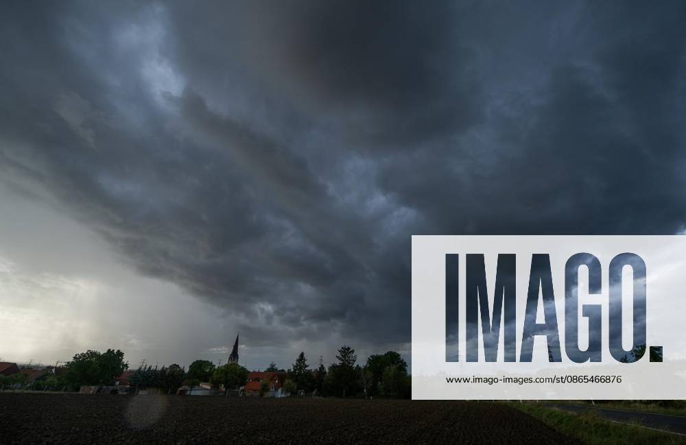 THUNDERSTORM OVER THURINGIA ** FOR ** **31 08 2026 Gügleben A heavy rain shower passes over Thuringia in the evening, as seen here over Gügleben in the Ilm district. Photographed in Germany, Thuringia, Gügleben. Copyright SaschaxFromm