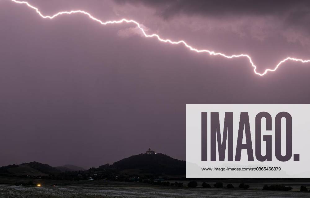 THUNDERSTORM OVER THURINGIA ** FOR **31 08 2026 Arnstadt A thunderstorm front moves across Thuringia in the evening, as seen here over the Veste Wachsenburg in the Ilm district. Photographed in Germany, Thuringia, Arnstadt. Copyright SaschaxFromm