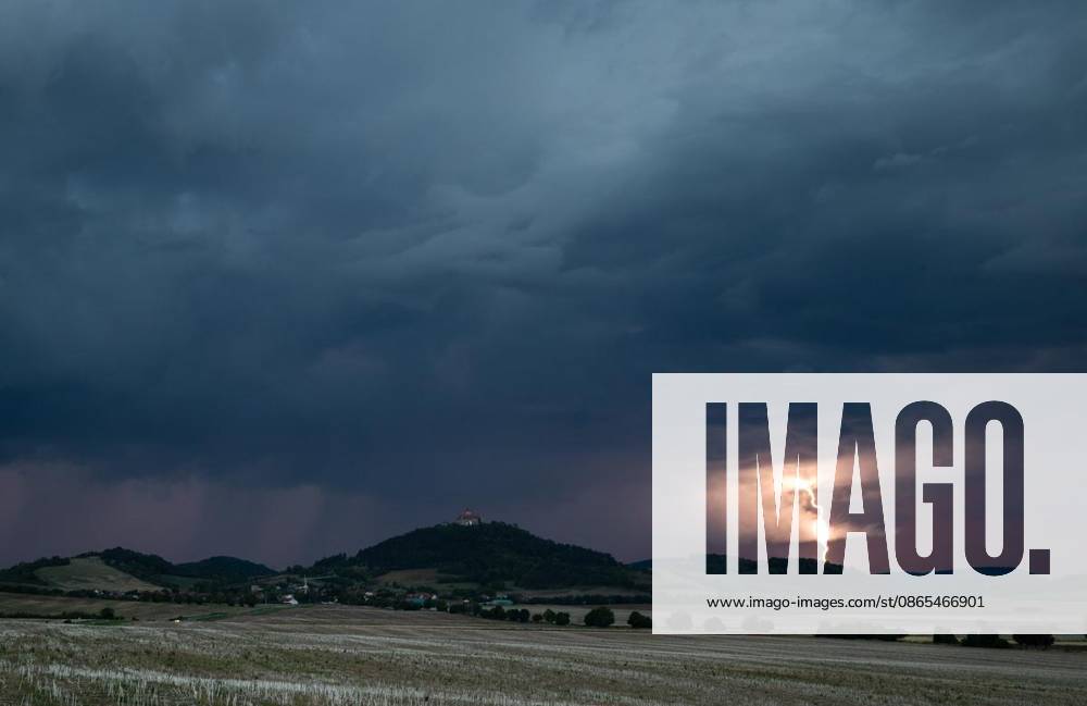 THUNDERSTORMS OVER THURINGIA ** FOR ** **31 08 2026 Arnstadt A thunderstorm front moves across Thuringia in the evening, as seen here photographed over the Veste Wachsenburg in the Ilm district. Germany Thuringia Arnstadt Copyright SaschaxFromm