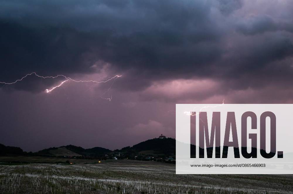 THUNDERSTORMS OVER THURINGIA ** FOR ** **31 08 2026 Arnstadt A thunderstorm front moves across Thuringia in the evening, as seen here photographed over the Veste Wachsenburg in the Ilm district. Germany Thuringia Arnstadt Copyright SaschaxFromm