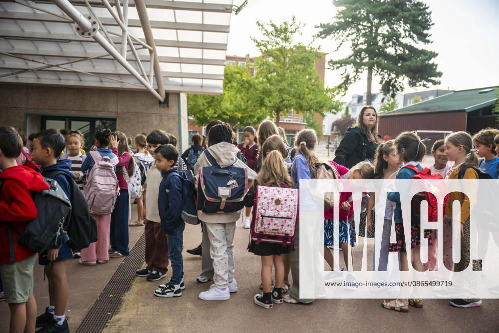 Start of The School Year - Paris This pictures shows young students are heading back to school (start of the school year) at Jean de La Fontaine Elementary School in Issy-les-Moulineaux, near Paris, France on September 1, 2026. Photo by Eliot Blondet ABACAPRESS.COM Paris France France