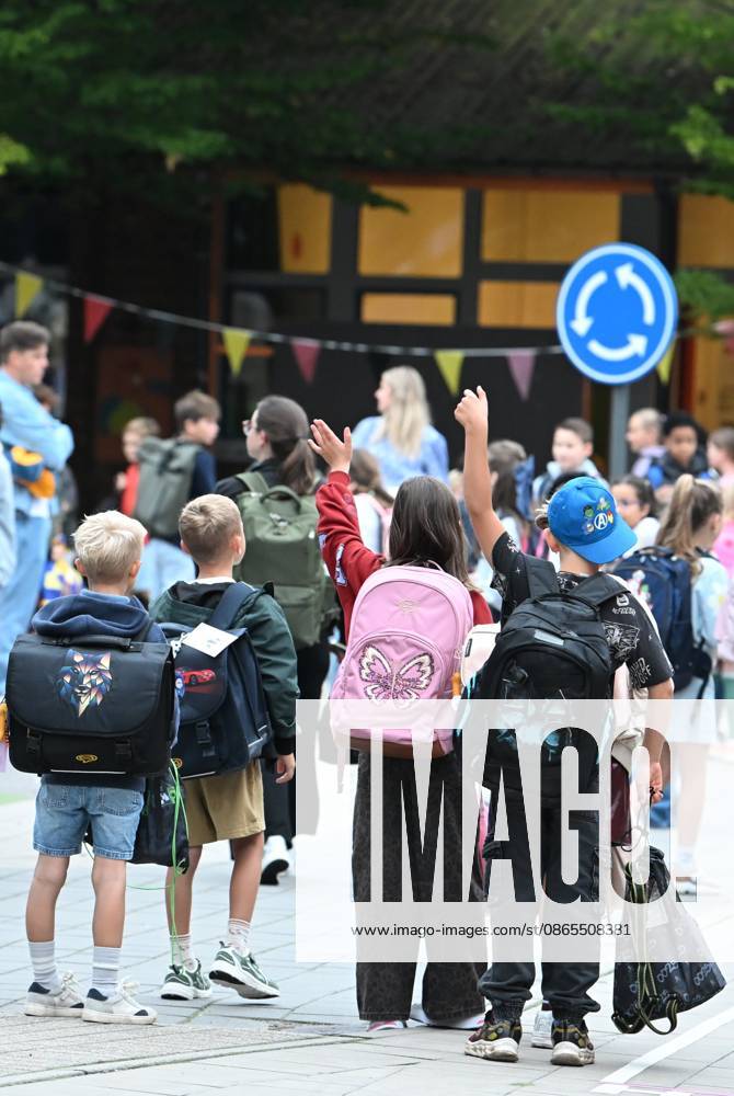 Back To School TESSENDERLO, BELGIUM - SEPTEMBER 01: Visit to elementary schools in Tessenderlo-Ham to mark the start of the new school year&on September 01, 2026 in Tessenderlo, Belgium, 01 09 2026 Tessenderlo Belgium