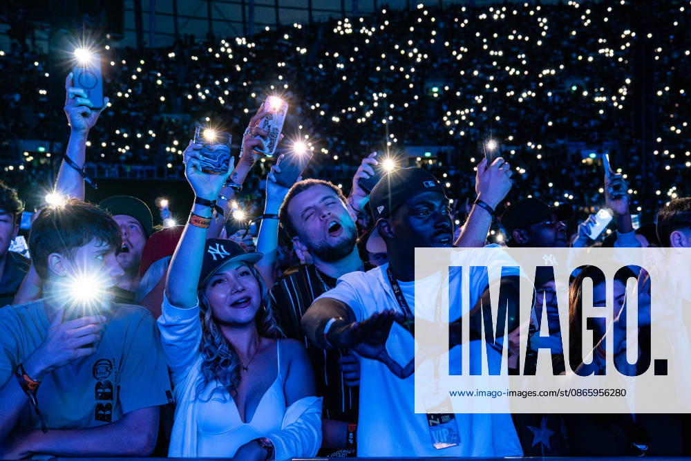 Night one of Jay-Z 30 Concert in London, UK - 4 Sept 2026 Crowd of excited fans seen on the first night of Jay-Z 30 tour celebrating the 30th anniversary of his debut album Reasonable Doubt at Tottenham Hotspur Stadium. London United Kingdom
