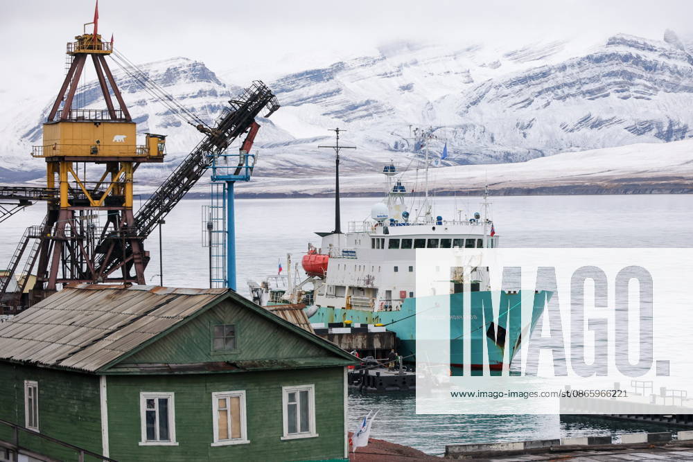 The Professor Molchanov research vessel moored in Barentsburg on the Spitsbergen Archipelago Norway - ZUMAt113 20260905_zaa_t113_170