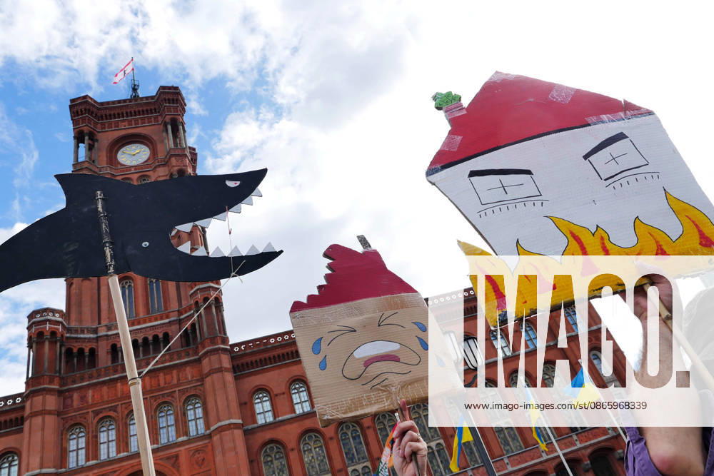Berlin - Deutschland. Demo gegen den Mietenwahnsinn vor dem Roten Rathaus.