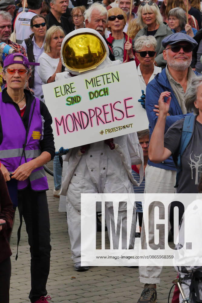 Berlin - Deutschland. Demo gegen den Mietenwahnsinn vor dem Roten Rathaus.