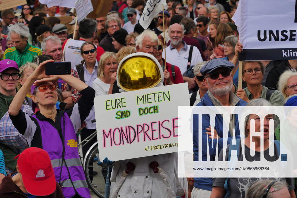 Berlin - Deutschland. Demo gegen den Mietenwahnsinn vor dem Roten Rathaus.