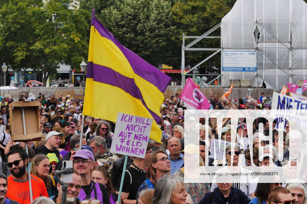 Berlin - Deutschland. Demo gegen den Mietenwahnsinn vor dem Roten Rathaus.