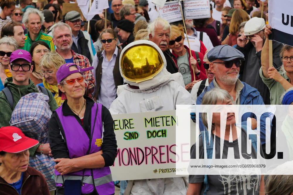 Berlin - Deutschland. Demo gegen den Mietenwahnsinn vor dem Roten Rathaus.